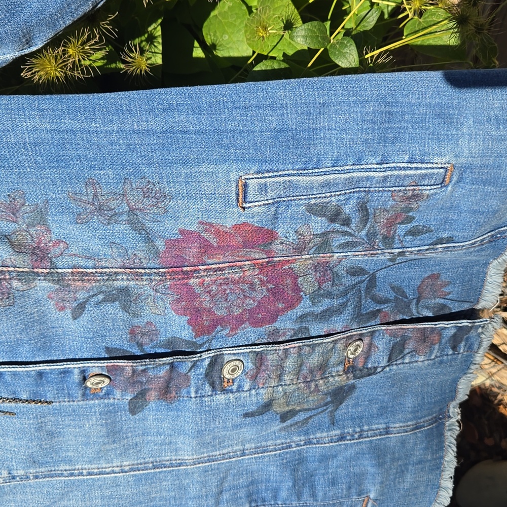 CHICOS Floral Denim Button Down Shacket  SZ 1              (MSTR C) - Picture 3 of 12